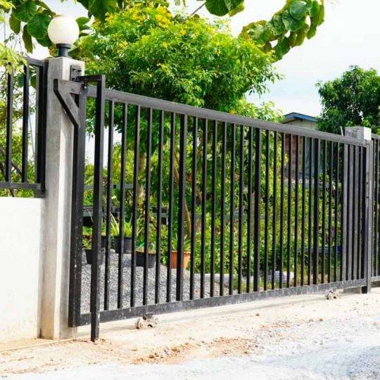 porton-de-herreria-de-color-negro-en-la-entrada-de-una-casa